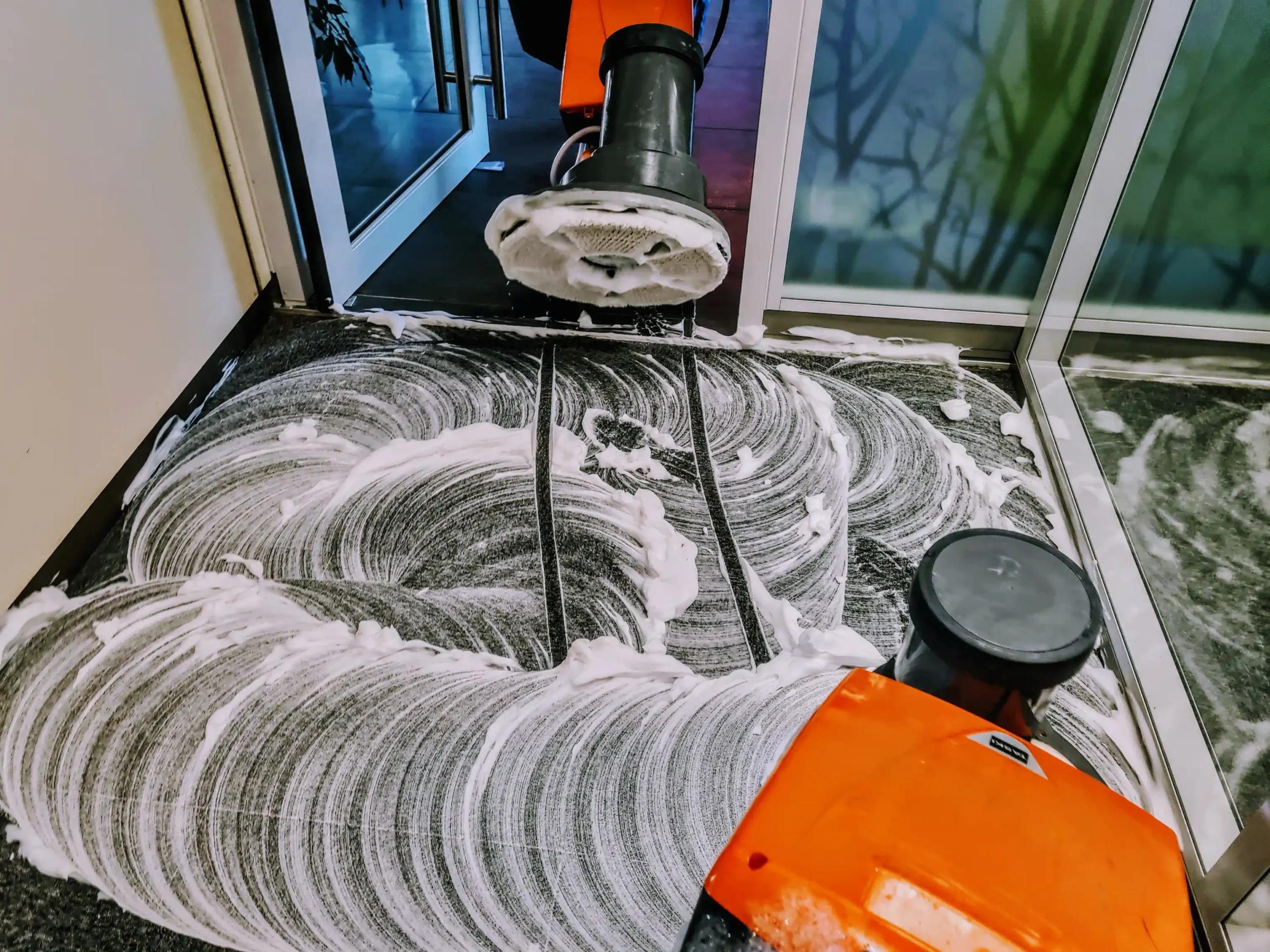 Nettoyage et remise en état des moquette à Bordeaux avec monobrosse – Groupe Propreté Solution