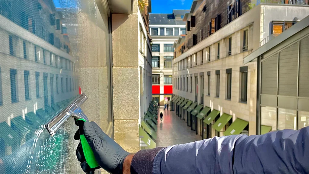 Nettoyage de vitres rue Sainte-Catherine à Bordeaux – Groupe Propreté Solution