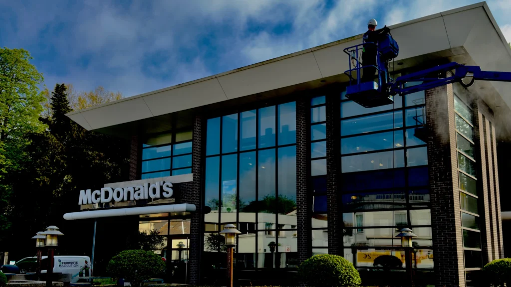 Nettoyage de vitres en hauteur avec nacelle d’un restaurant McDonald’s à Bordeaux – Groupe Propreté Solution