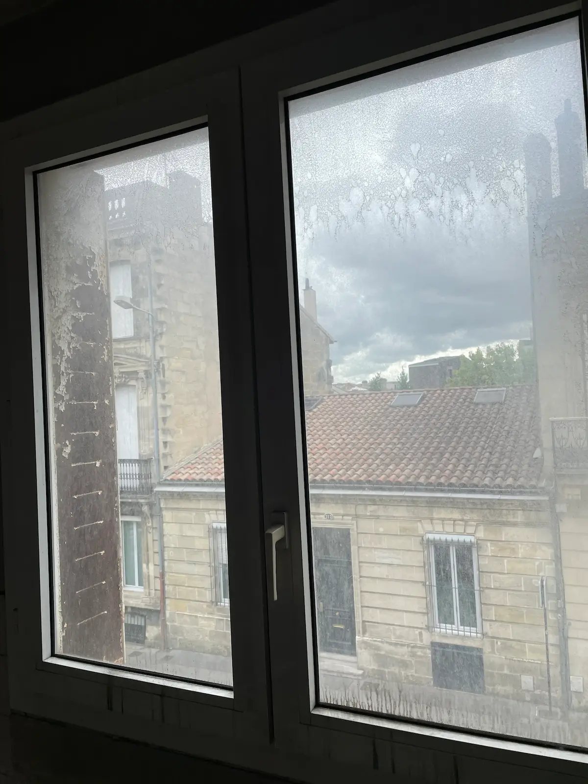 Vitres tachées de plâtre et de peinture après chantier, avant nettoyage à Bordeaux