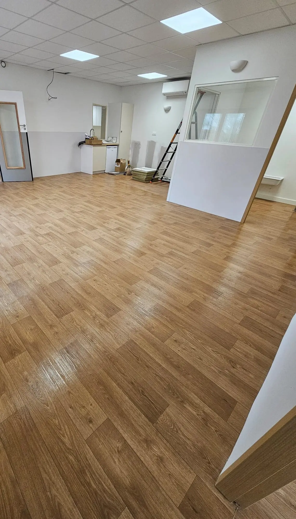 Local dépoussiéré et sols lavés après nettoyage de fin de chantier à Bordeaux