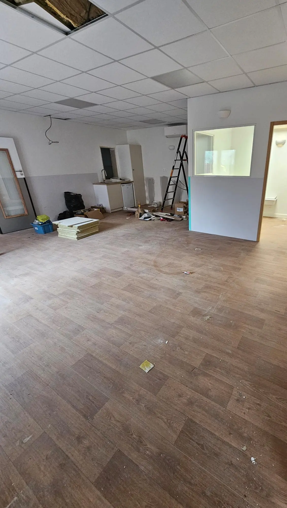 Local poussiéreux en fin de travaux avant nettoyage à Bordeaux