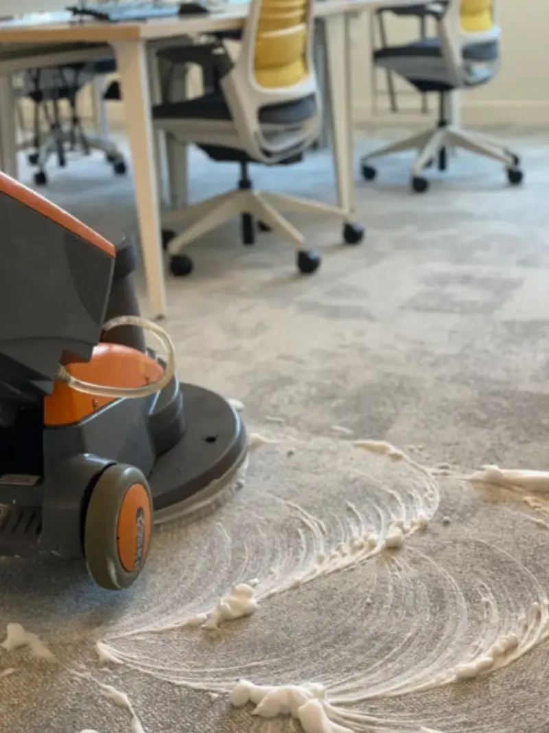 Shampooing de moquette avec monobrosse à Bordeaux – Propreté Solution