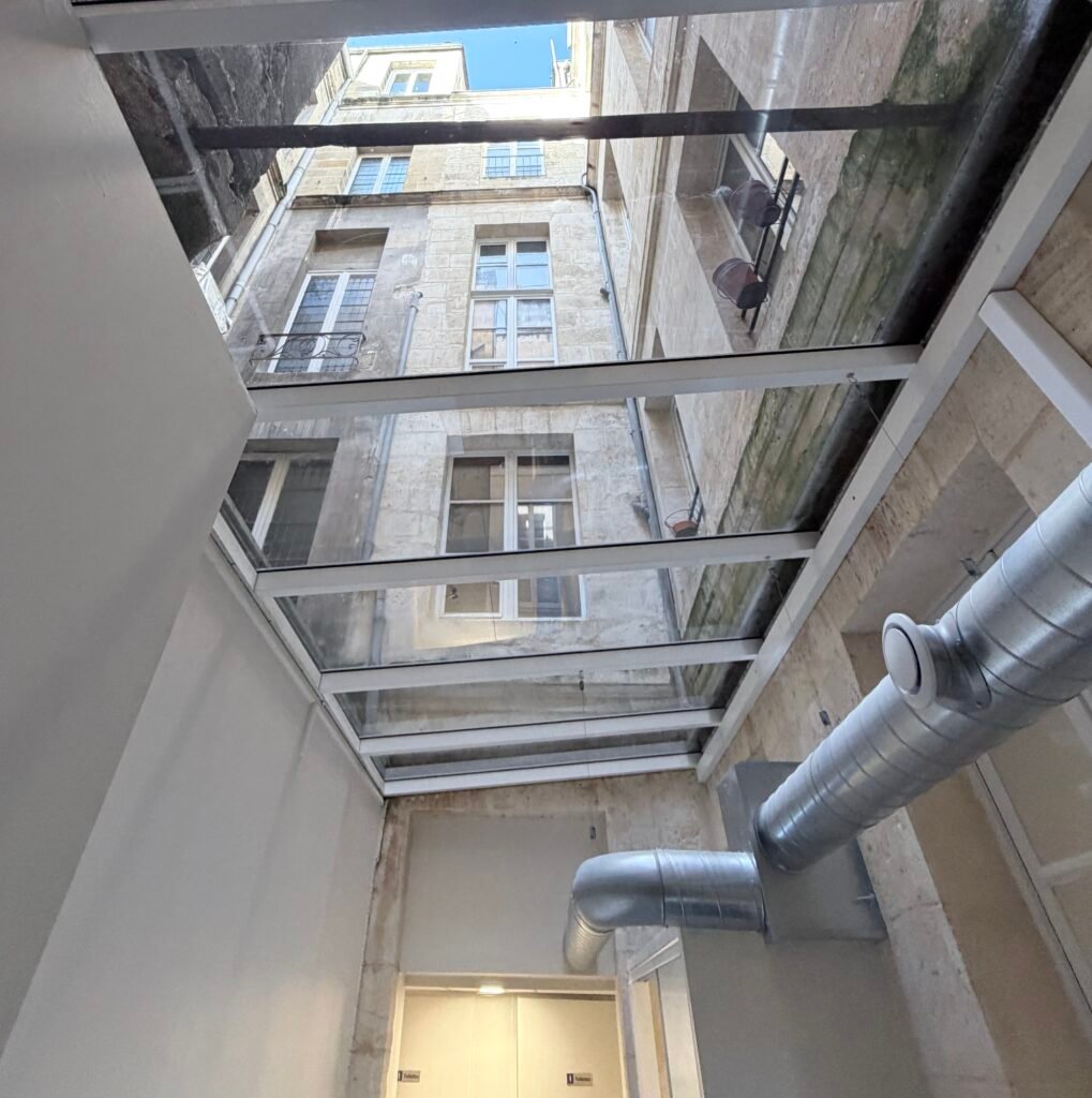 Lavage de vitres et surfaces vitrées en intérieur et extérieur à Bordeaux, assuré par nos experts.