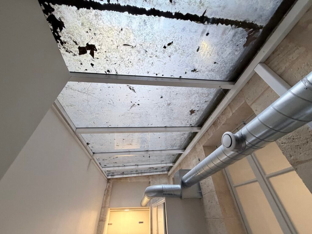 Nettoyage de vitres dans un bâtiment à Bordeaux
