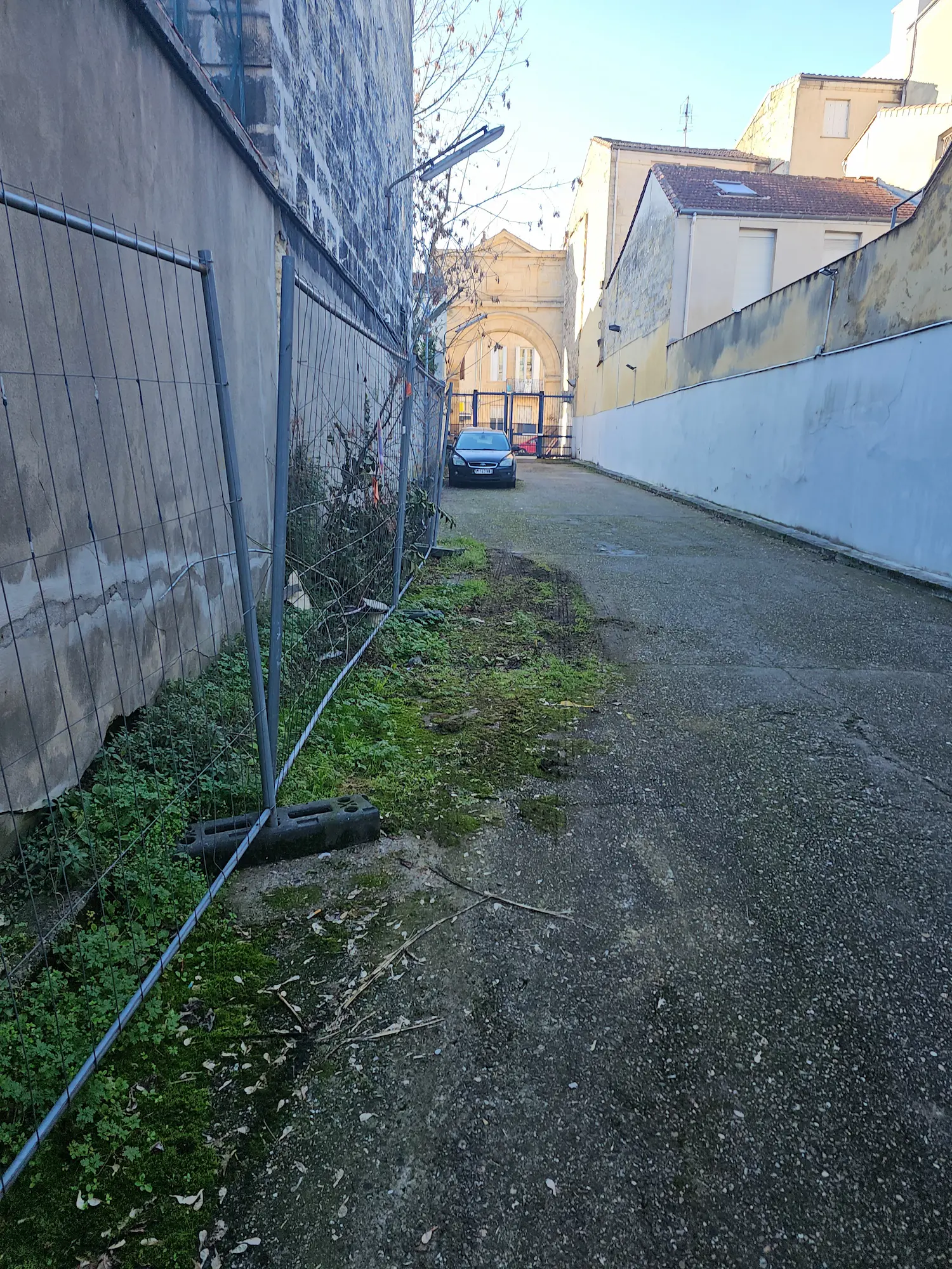 Allée extérieure encrassée avant nettoyage à Bordeaux Métropole