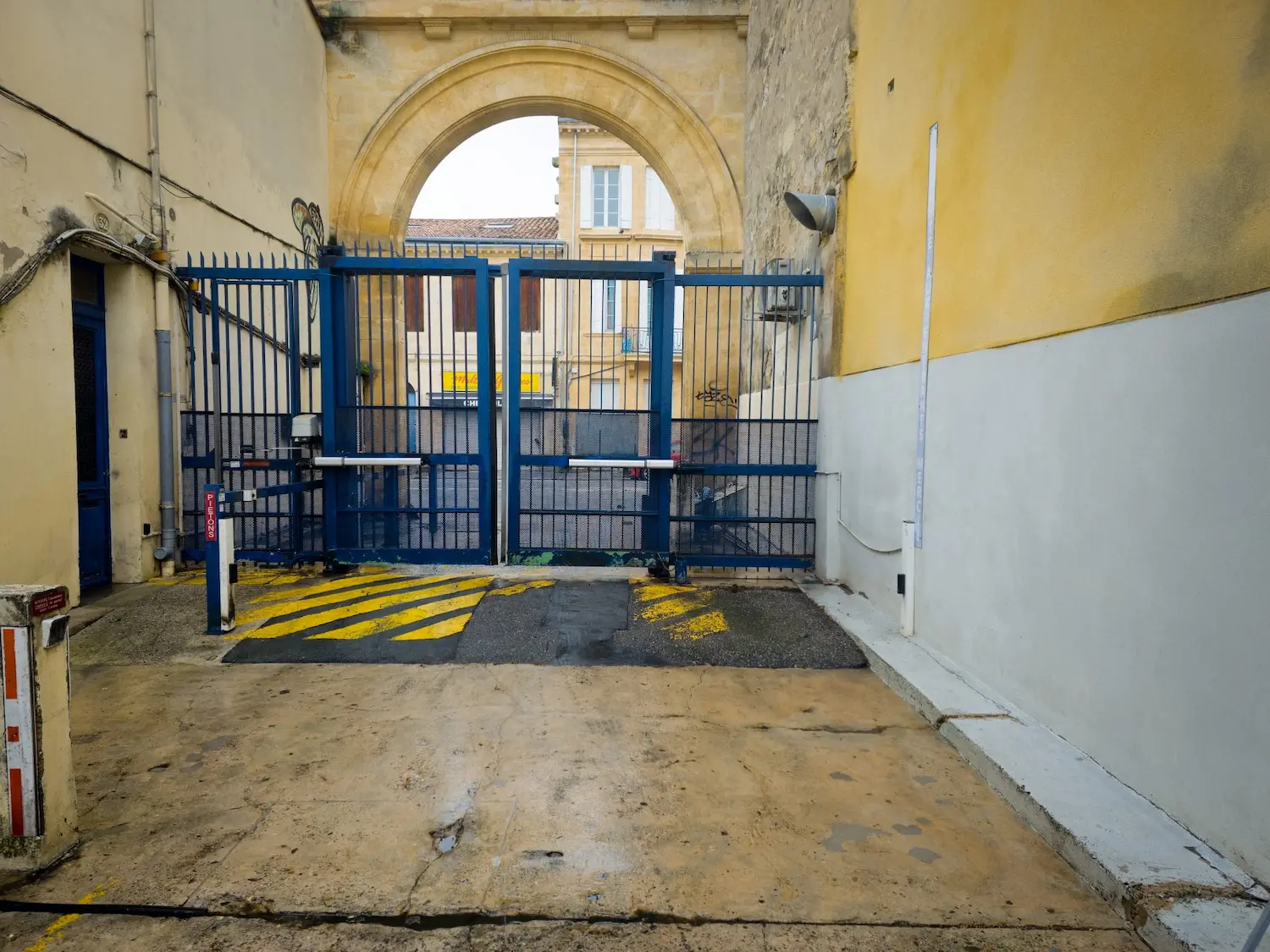 Allée et parking nettoyés à la haute pression à Bordeaux