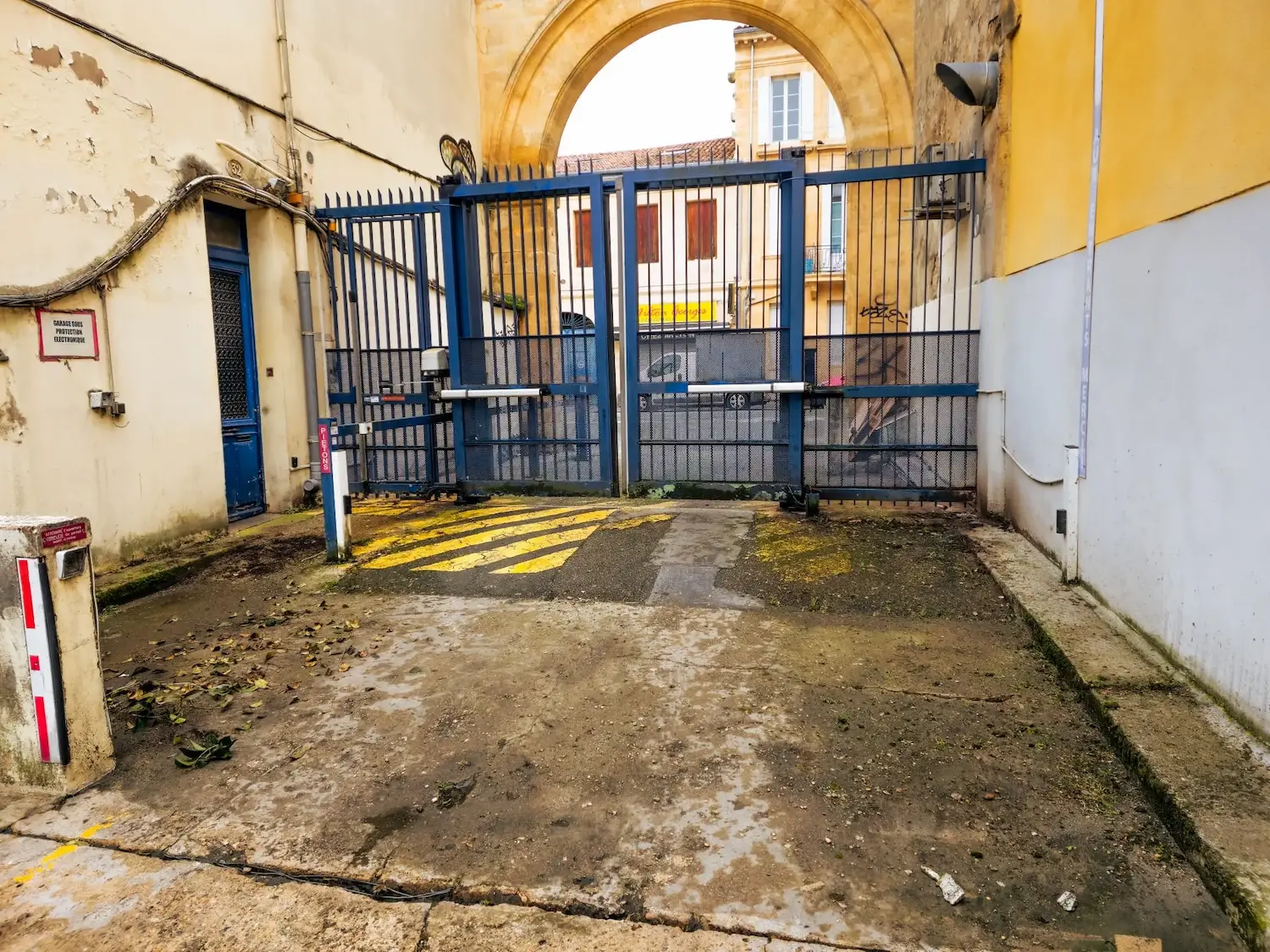 Allée de parking tachée avant nettoyage haute pression à Bordeaux