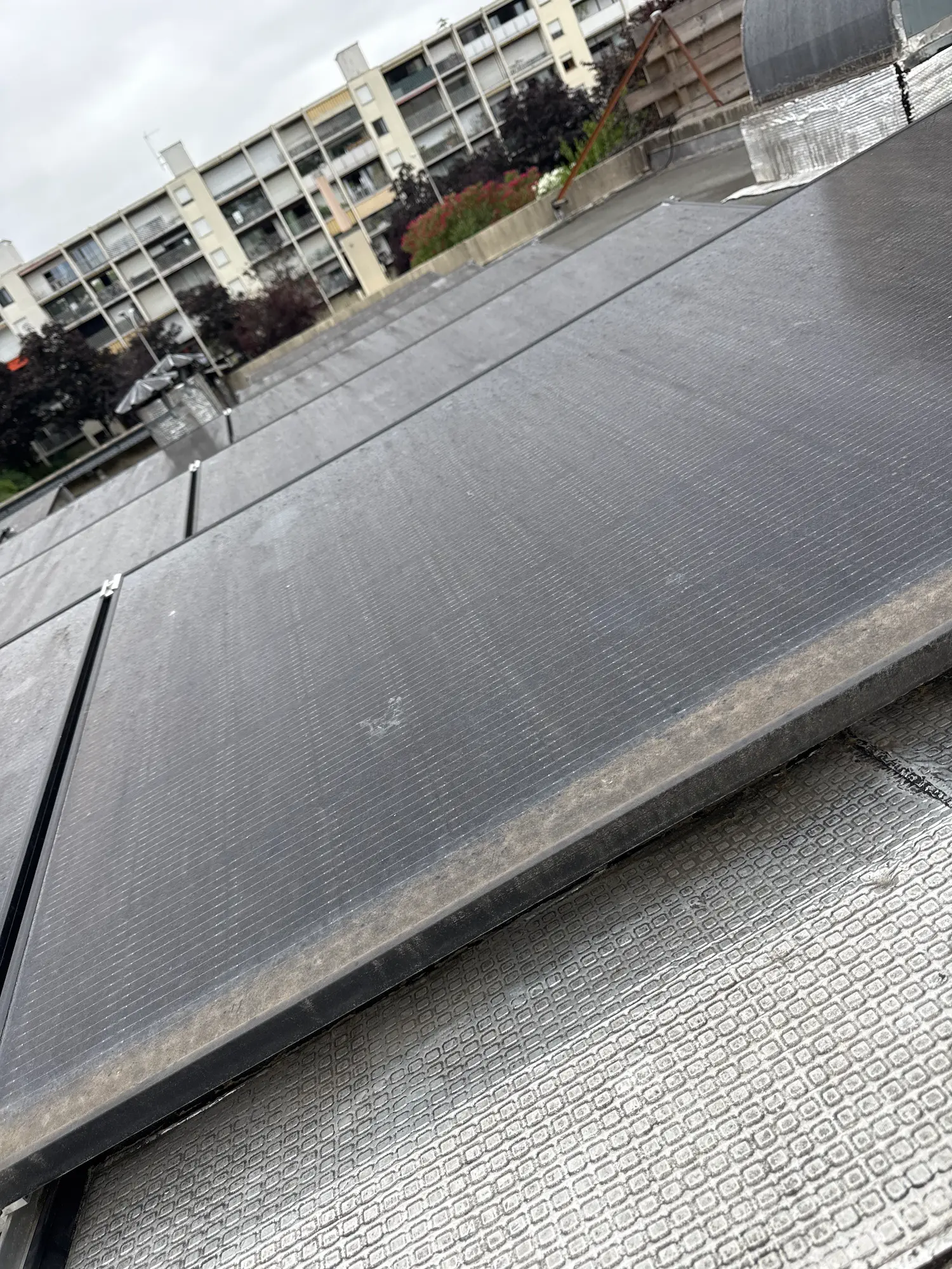 Panneaux photovoltaïques poussiéreux avant nettoyage en Gironde