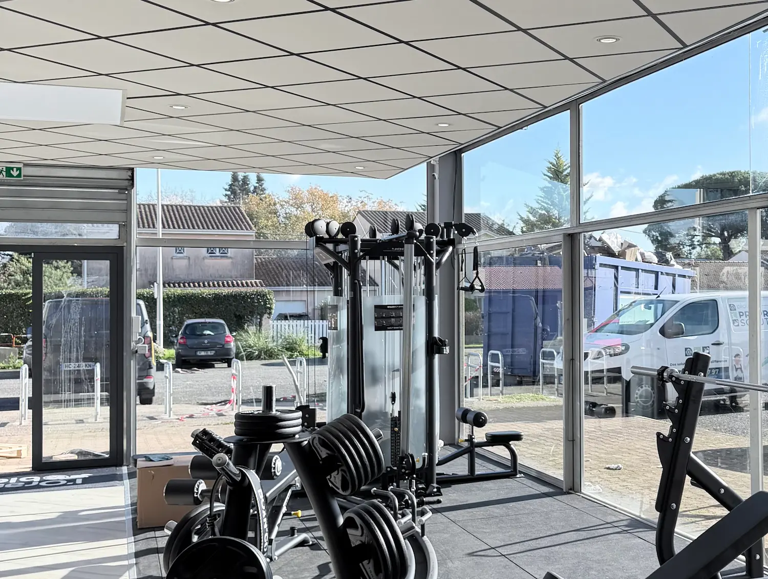 Vitres d'immeuble nettoyées après chantier à Bordeaux