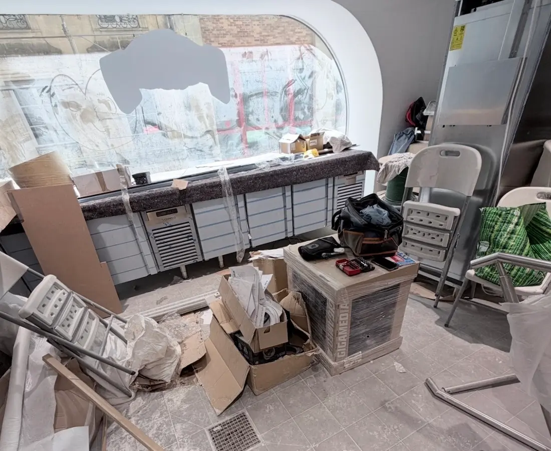 Locaux encombrés de poussière après travaux, avant nettoyage à Bordeaux