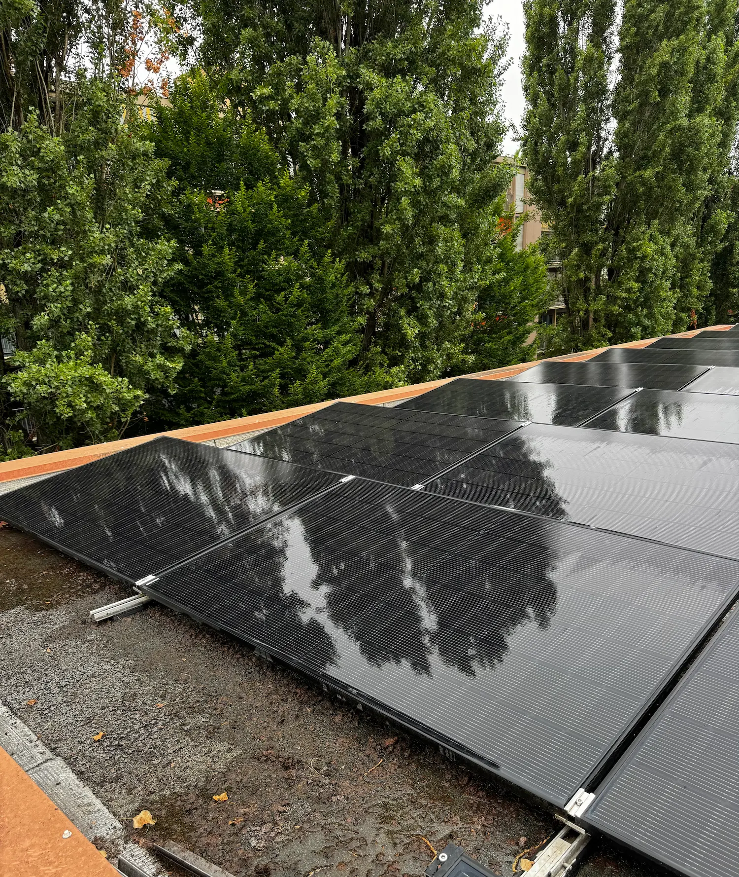 Panneaux solaires nettoyés à l'eau pure en Gironde, rendement préservé