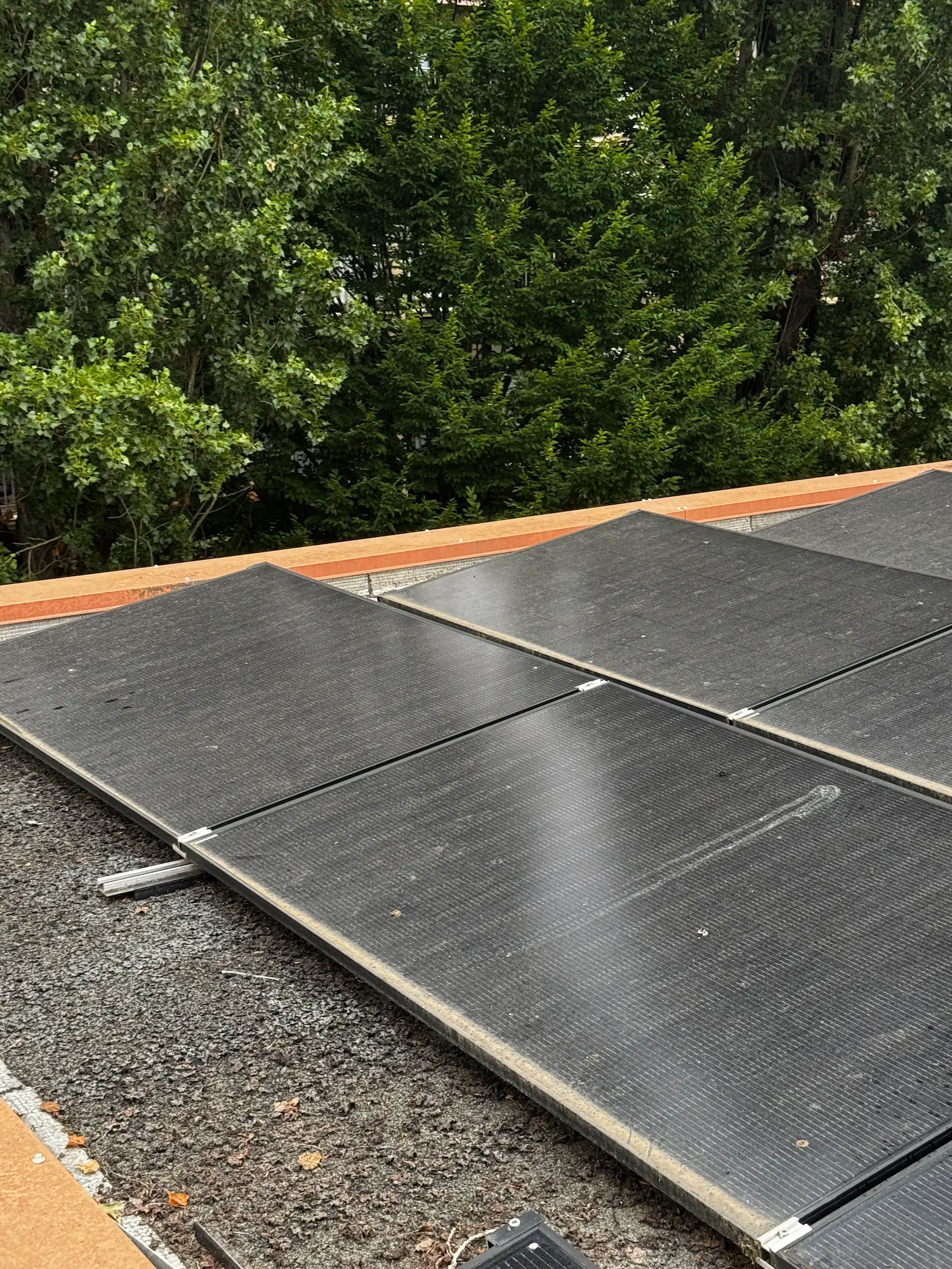 Panneaux solaires encrassés avant nettoyage en Gironde