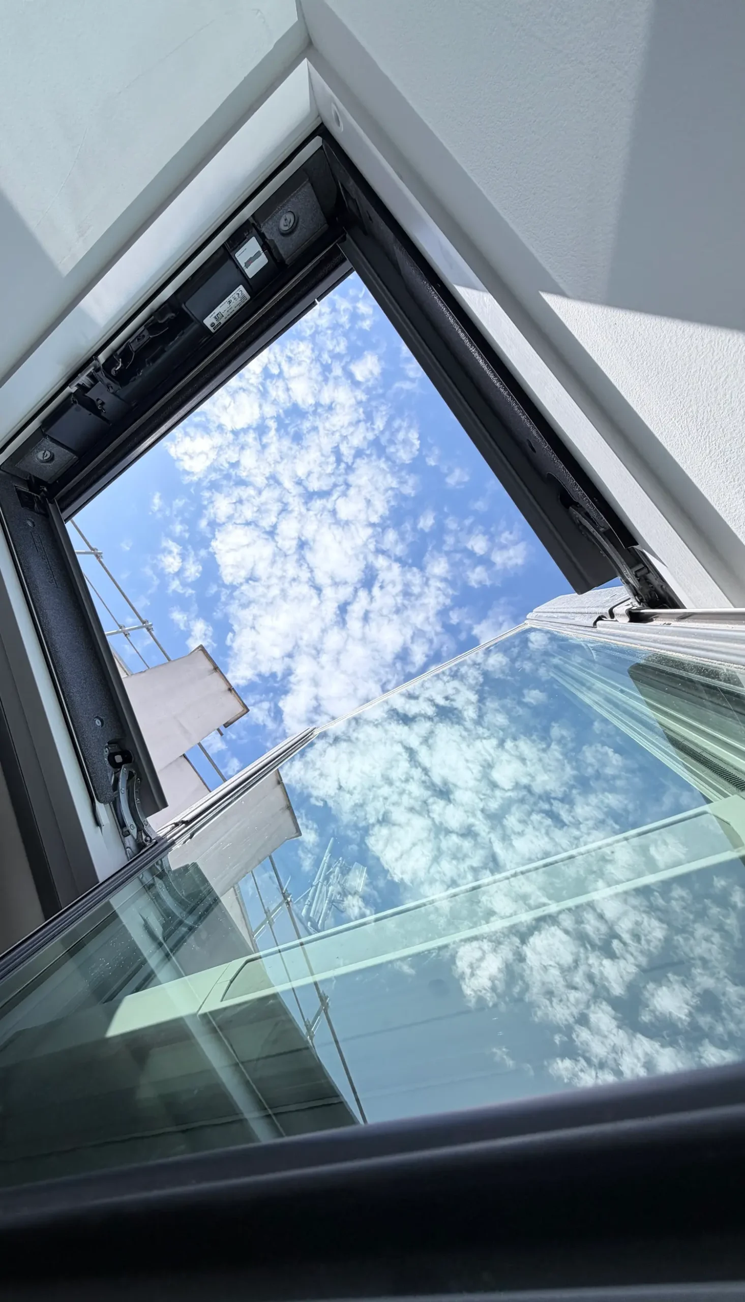Fenêtre de toit Velux nettoyée et transparente en Gironde