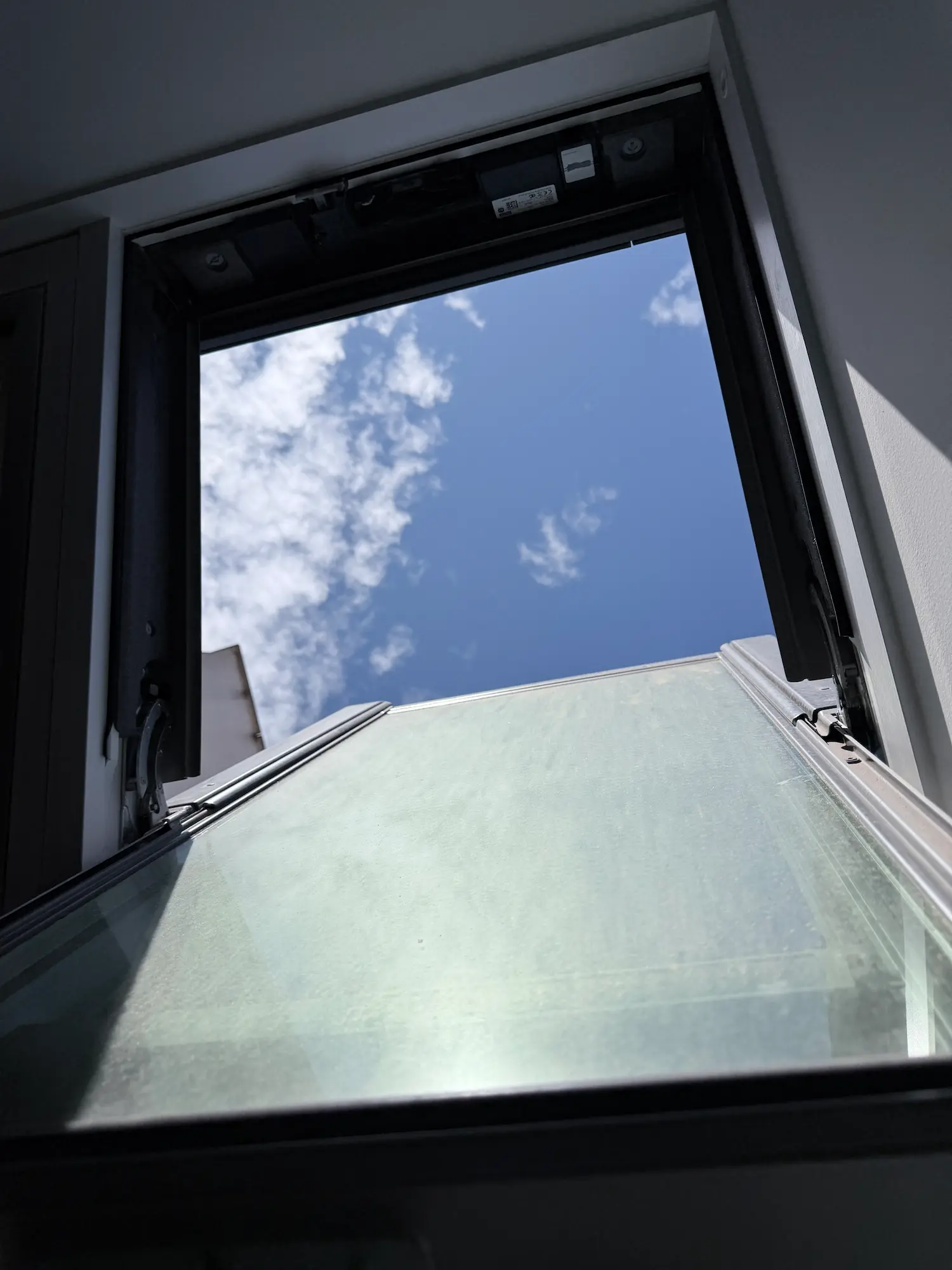 Fenêtre de toit Velux encrassée avant nettoyage en Gironde